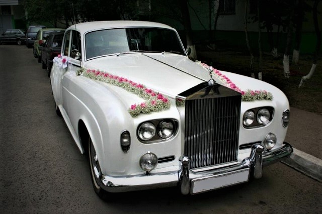Белый Rolls-Royce Silver Cloud - visitcar.ru