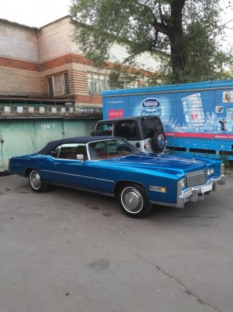 Cadillac DeVille синий